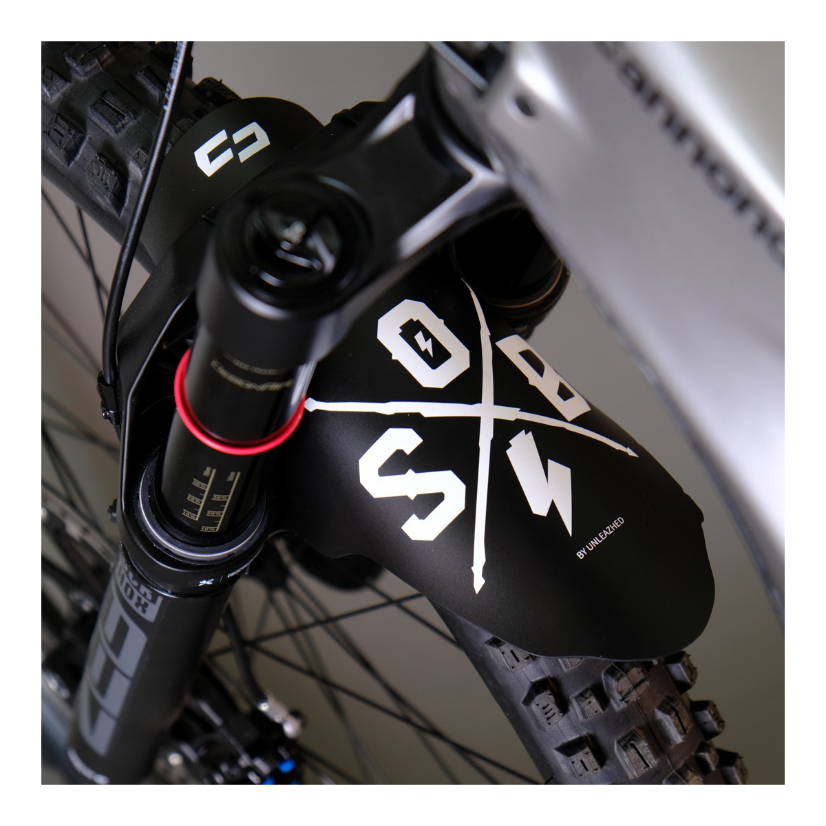 Unleazhed M01 Mudfender Edition Sons Of Battery White 5 Unleazhed M01 Mudfender Edition Sons Of Battery White – Bild 3